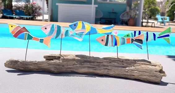 Poissons en verre fusionné sur support en bois flotté
